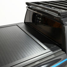 Load image into Gallery viewer, Westin 24-26 Toyota Tacoma 5ft Bed Manual Retractable Tonneau Cover - Black